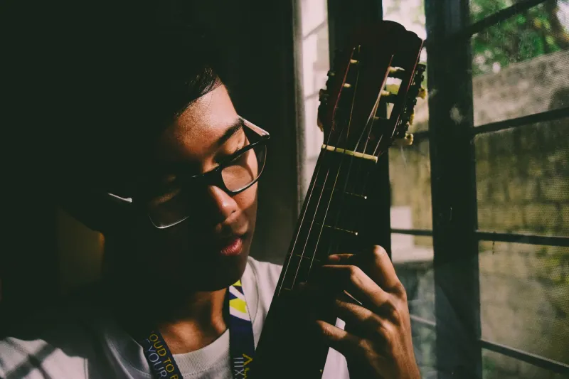 The Power of Pause: How Scott Tennant's Silence Speaks Louder Than Any Note He Plays